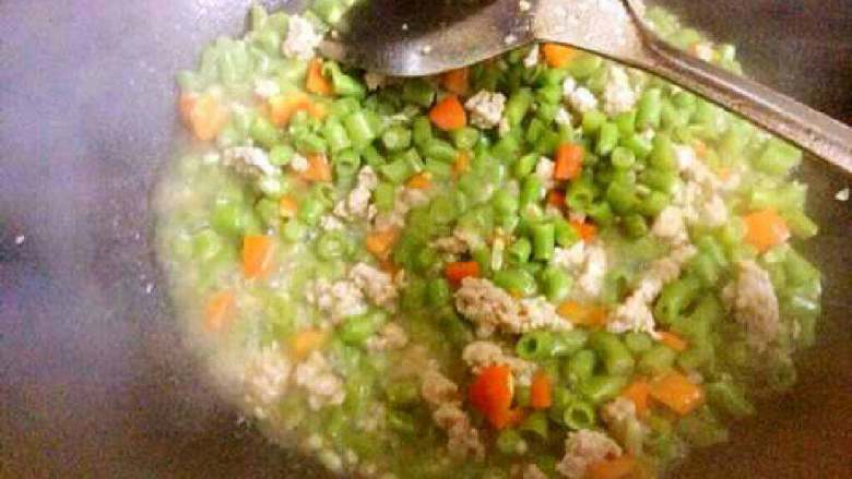 豆角炒肉末,把辣椒放进去在加适量盐调味,加一点点水煮一下就可以了。