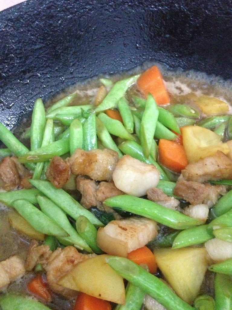 砂锅闷四季豆,将四季豆 胡萝卜 土豆倒入锅中 加适量五香粉 耗油翻匀 加半碗水 大火烧开