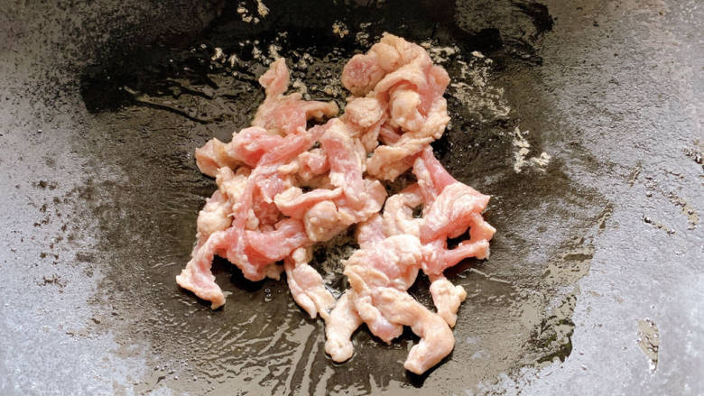 嫩南瓜炒肉丝,加入油锅中先行炒至表面成熟后出锅(先滑油)