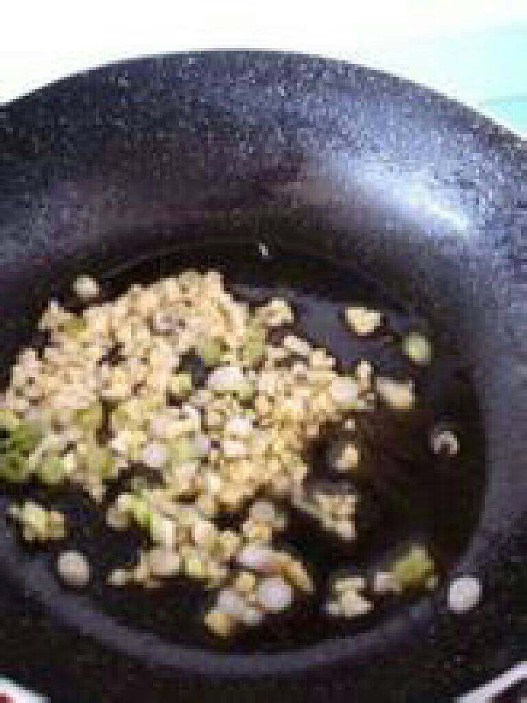 香菇瘦肉粥,第二步：等油热了放肉末 倒一小勺<a style='color:red;display:inline-block;' href='/shicai/ 718'>料酒</a>把肉炒熟