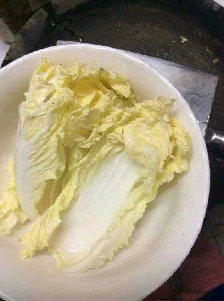 冬天暖身菜【大杂烩】,白菜洗干净掰开。
