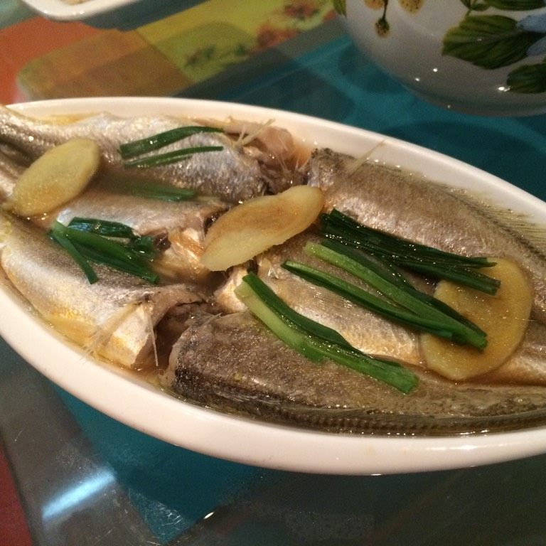 清蒸小黄鱼,如图出锅后淋上少许蒸鱼豉油就可以上桌了。