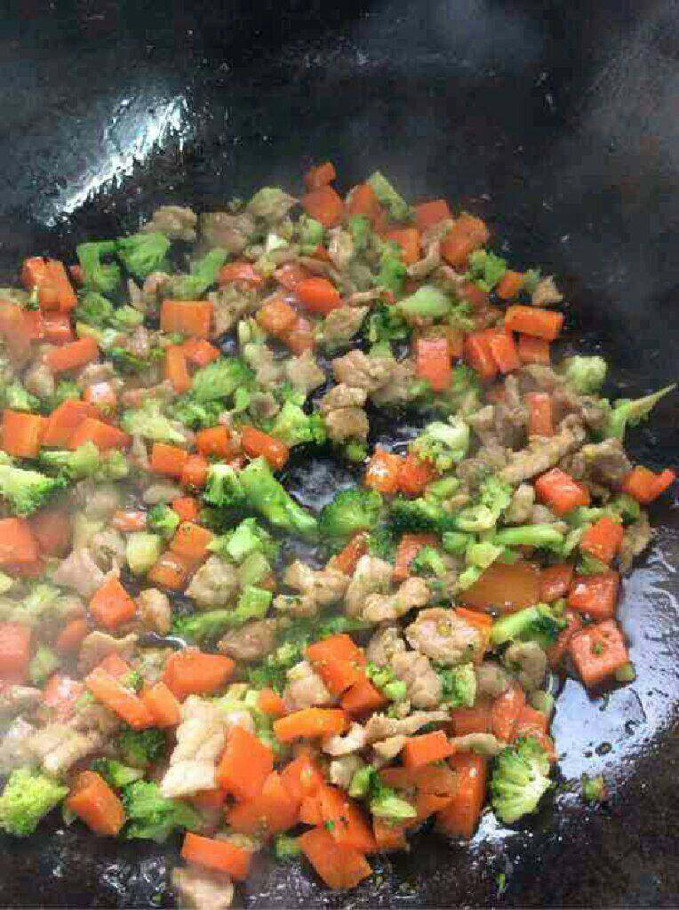 胡萝卜西兰花炒肉,在把炒好的肉倒进去翻炒加适量盐调味,加一点点闷一下收汁就可以了。