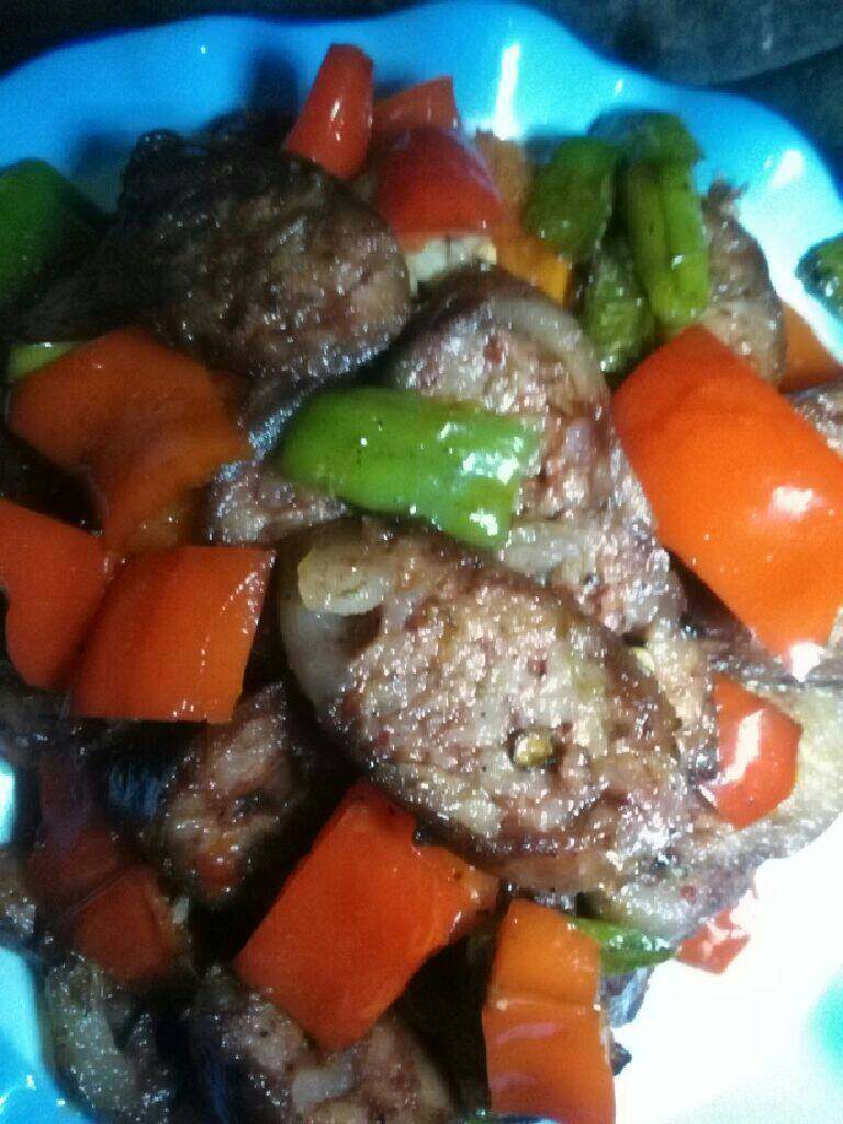 辣椒爆香肠,就可装盘食用了