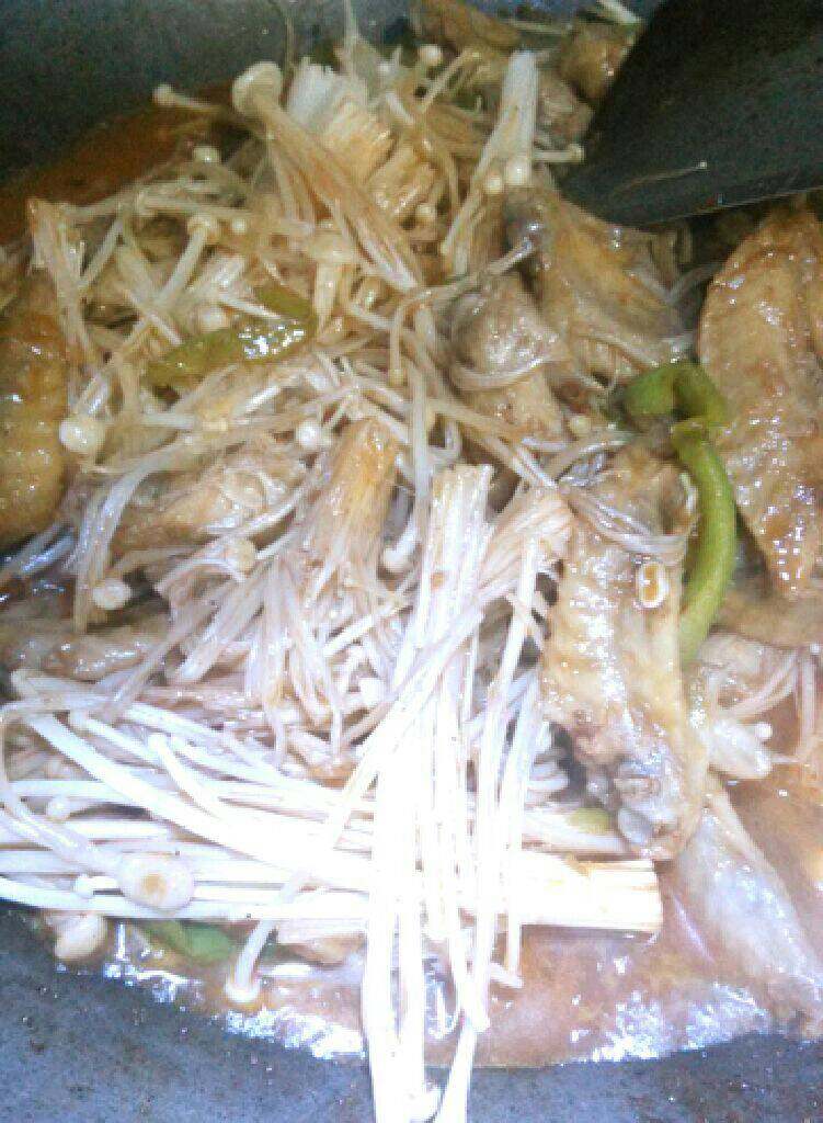 金针菇烧翅尖,烧开后再闷煮一分钟,然后把金针菇倒进去,炒匀,盖盖闷三分钟,撒少许盐即可出锅