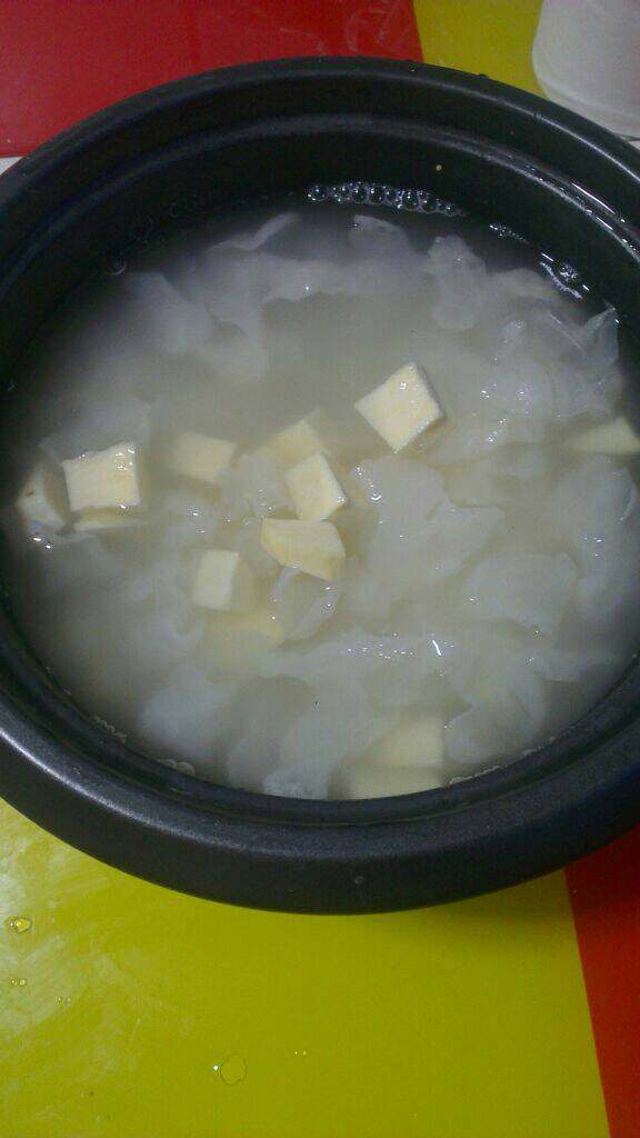 地瓜银耳小米粥,锅内一次性加足水，没过食材的两倍；