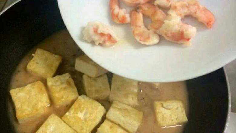 鲜虾茄汁豆腐,把豆腐放进去在倒入虾仁,等汤汁收干后撒上葱花开可以了。(茄汁有盐的就不要加盐了)