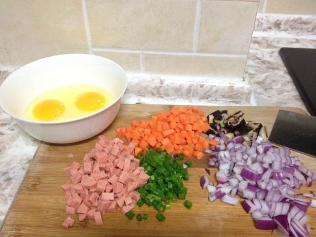 家常版炒饭香香香,所有材料切丁。哈哈
