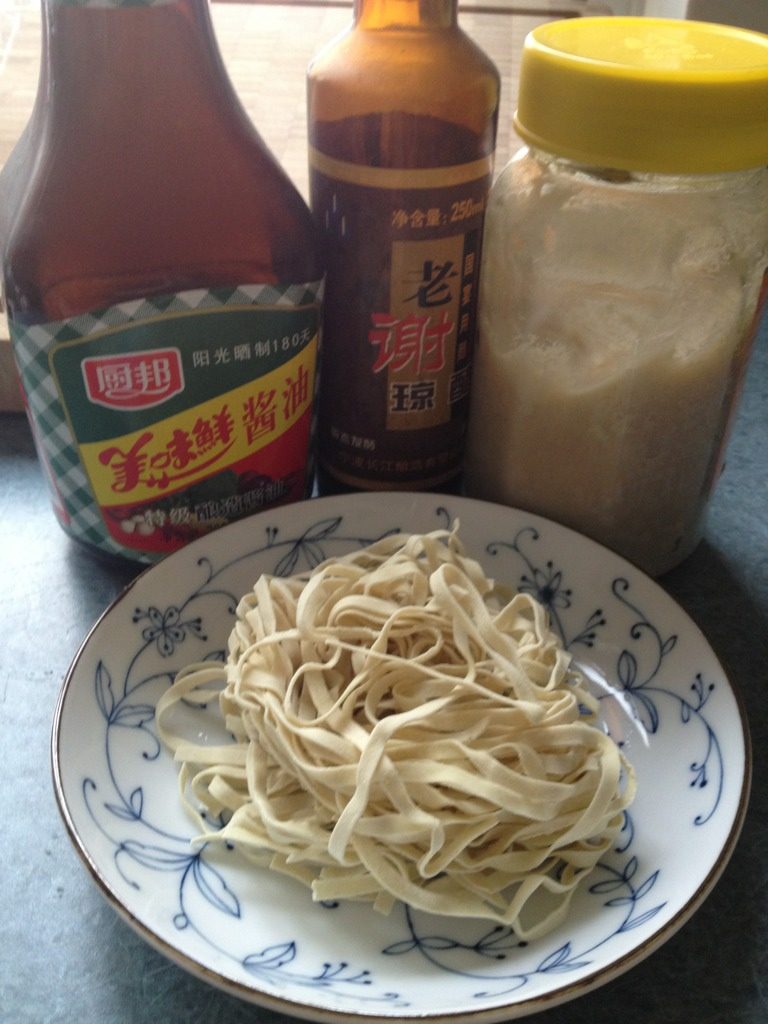 古早味猪油拌面（超简便）,一锅水大火煮沸腾，放入面，记得用筷子搅拌，不要让面粘住