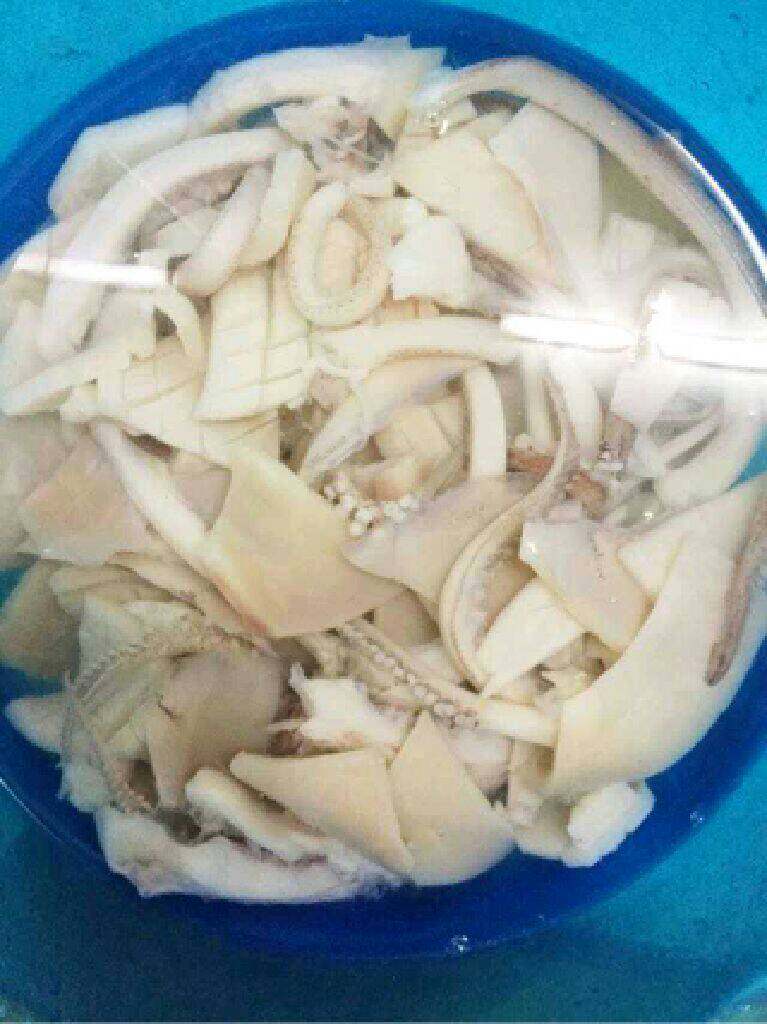 自创【蒜苔炒鱿鱼】,处理好的鱿鱼看起来颜色好看吧!