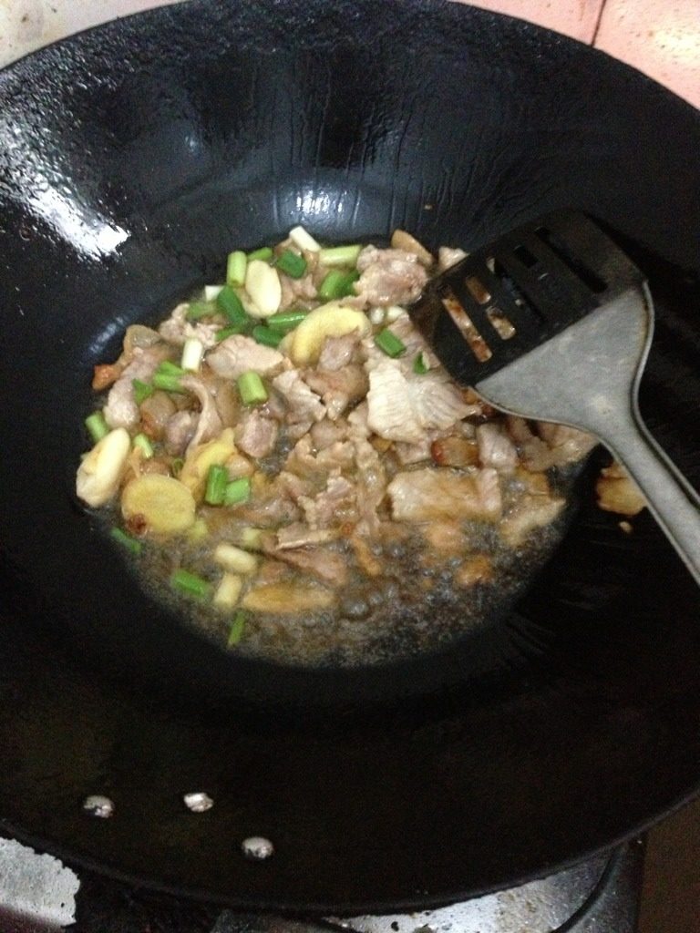 妈妈的味道蒸面条,油锅烧热 先将肥肉煸炒出油 下入瘦肉煸炒 烹入葱姜蒜 一点<a style='color:red;display:inline-block;' href='/shicai/ 788'>生抽</a> 然后盛出备用