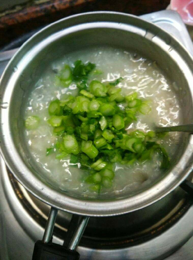 瘦肉青菜粥(宝宝粥),瘦肉弄好先放菜蒂拌均煮开，大约煮十几秒，一边煮一边用勺子搅拌以免粘锅底