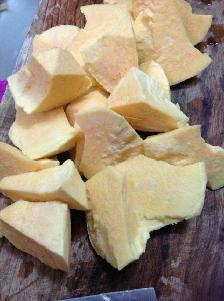 姜汁红薯汤,<a style='color:red;display:inline-block;' href='/shicai/ 2585'>红薯</a>去皮切块