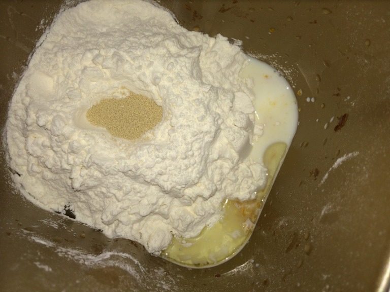 黄金面包,用手指将面粉堆戳一个小坑,倒入酵母,再用面埋好