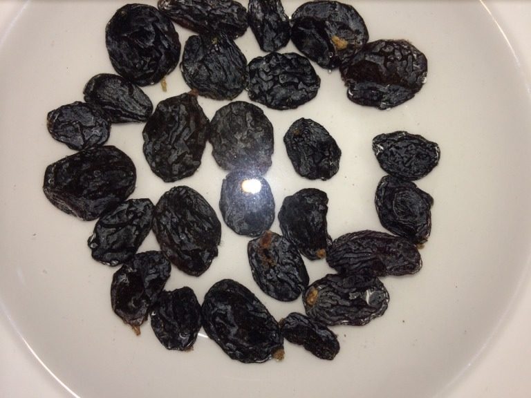 黄金面包,启动面包机,将温水泡软的葡萄干放入果料盒中,等待自动撒入面包机中