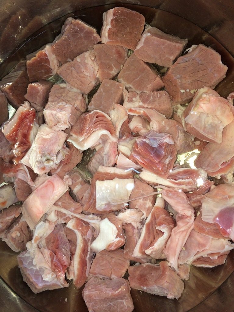 牛腩山药,将买来的牛肉浸入清水,泡20分钟,捞出,沥干血水