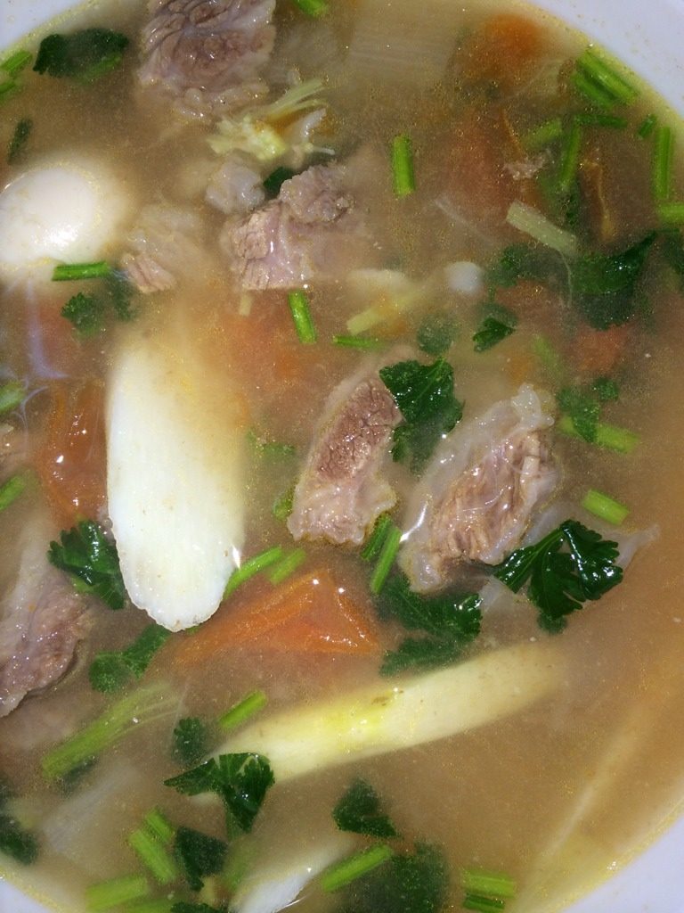 牛腩山药,加入<a style='color:red;display:inline-block;' href='/shicai/ 28'>山药</a>，<a style='color:red;display:inline-block;' href='/shicai/ 59'>番茄</a>煮熟，加盐和<a style='color:red;display:inline-block;' href='/shicai/ 131'>香菜</a>末