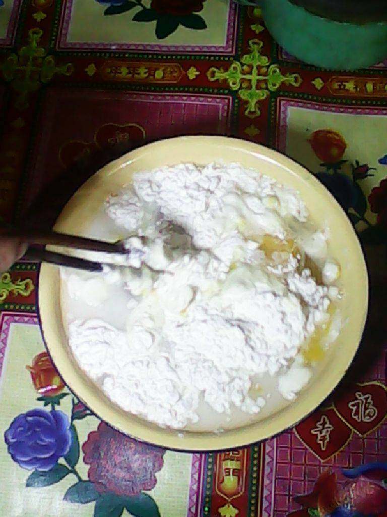 炒鸡蛋,1把鸡蛋打在碗里放盐面粉搅拌均匀