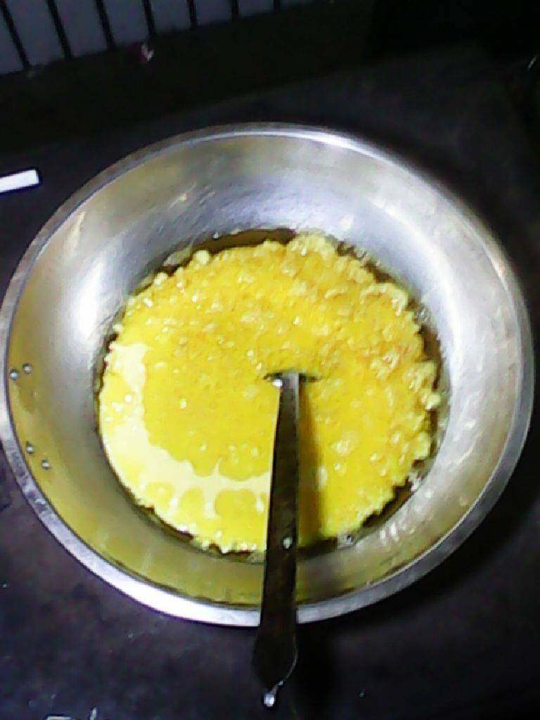 炒鸡蛋,2放油把鸡蛋到锅里