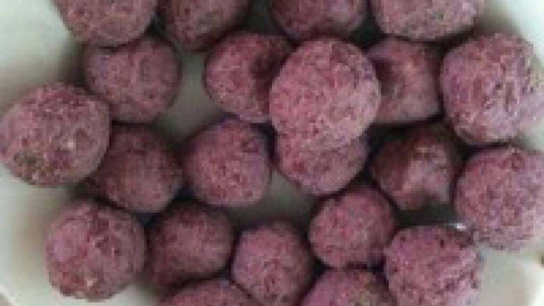 自创【油炸豆沙粑】,2. 待豆沙放凉后捏成小球备用。