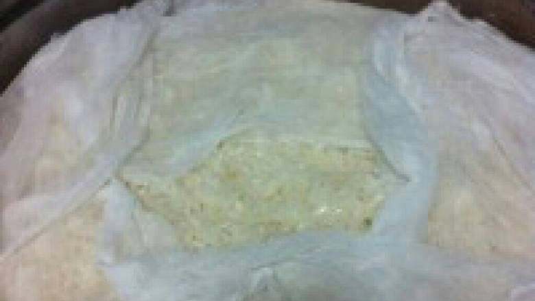 自创【油炸豆沙粑】,3. 糯米沥干水上蒸锅蒸熟。