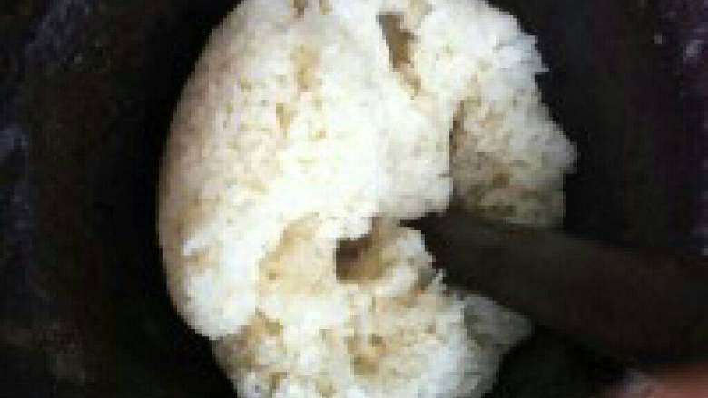 自创【油炸豆沙粑】,4. 在糯米热的情况下用研钵把糯米 杵到7成碎即可，一定要是热糯米， 冷了就变硬了。