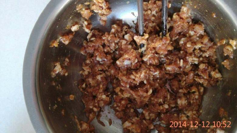 香菇猪肉馄炖,<a style='color:red;display:inline-block;' href='/shicai/ 34374'>猪肉馅</a>中加入油，<a style='color:red;display:inline-block;' href='/shicai/ 692'>酱油</a>，<a style='color:red;display:inline-block;' href='/shicai/ 762'>老抽</a>，一点水，<a style='color:red;display:inline-block;' href='/shicai/ 829'>十三香</a>，盐，葱姜末拌均