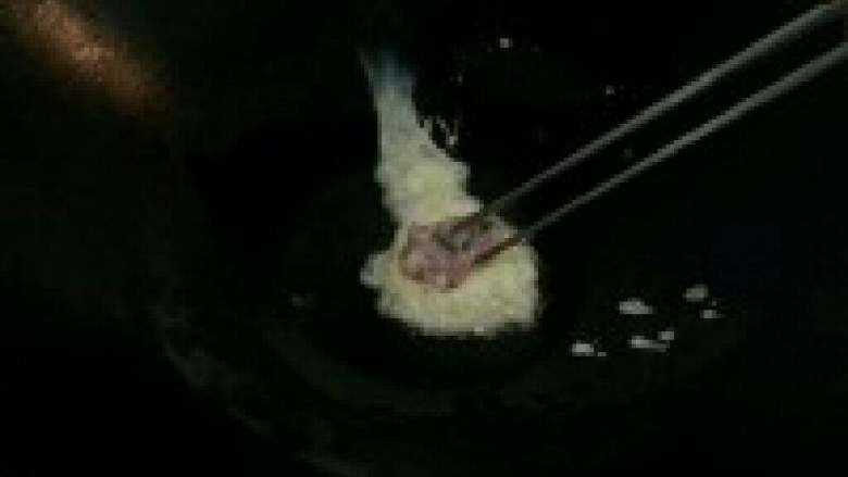 记忆中妈妈的蛋饺-家乡的味道,6. 放入一团肉末,然后用锅铲从下 往上卷蛋皮和肉,卷成一个筒状。