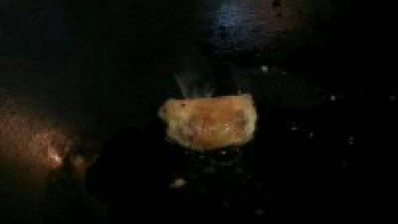 记忆中妈妈的蛋饺-家乡的味道,7. 卷完的效果,卷完就把蛋饺放到 一个准备好的碗里,或者直接推到 锅的一边,但是要放止它滑下来哦。