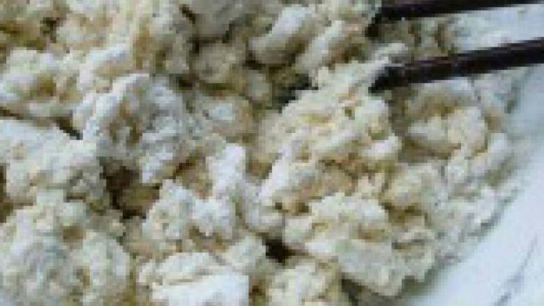 童年的记忆【妈妈豆渣粿】,4. 用筷子搅成团状(这样就不会都 把手弄得粘粘的)。