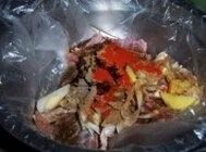 孜然羊排,放入cook100孜然烤肉料,揉搓均匀。