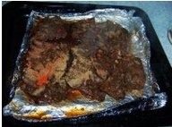 孜然羊排,取出烤好的羊排均匀的撒上孜然辣椒,盐粉,再入烤箱,烤至表面干爽,200度 20-30分钟即可岀锅。