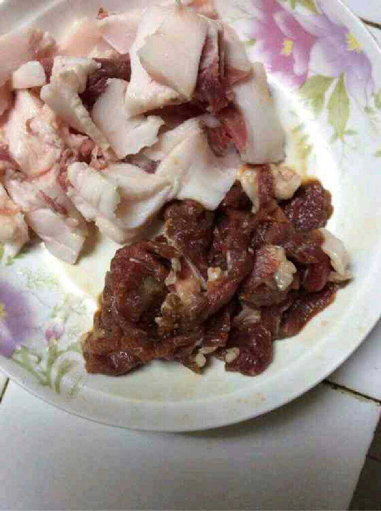 自创【青椒腐竹炒肉】,准备好的<a style='color:red;display:inline-block;' href='/shicai/ 6081'>肉</a>切块，肥<a style='color:red;display:inline-block;' href='/shicai/ 6081'>肉</a>和瘦<a style='color:red;display:inline-block;' href='/shicai/ 6081'>肉</a>分开，瘦<a style='color:red;display:inline-block;' href='/shicai/ 6081'>肉</a>用<a style='color:red;display:inline-block;' href='/shicai/ 788'>生抽</a>，生粉和盐搅拌均匀腌制一下。