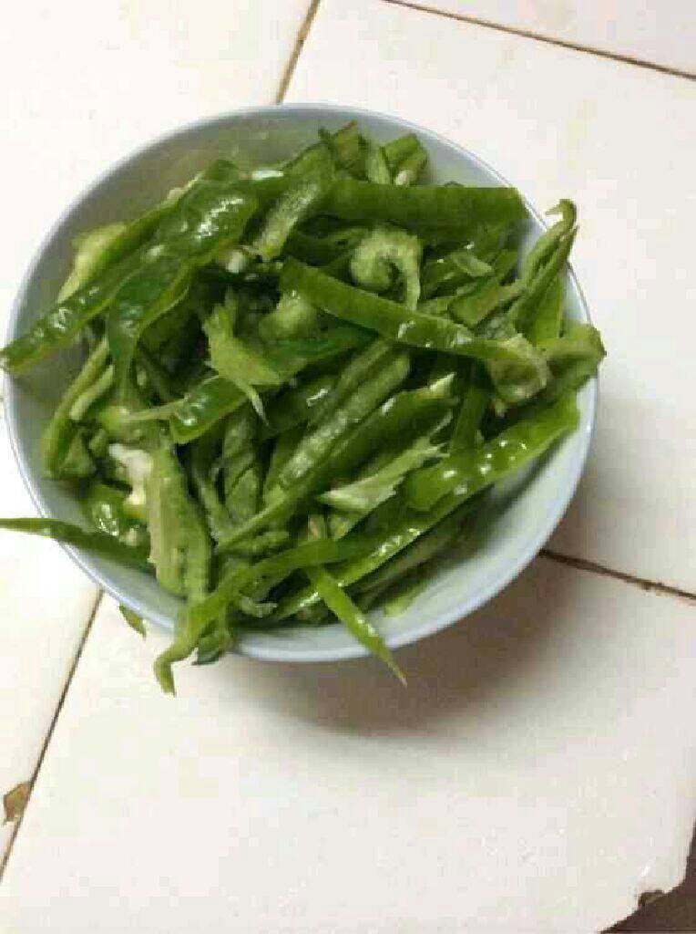 自创【青椒腐竹炒肉】,准备好的<a style='color:red;display:inline-block;' href='/shicai/ 61'>青椒</a>切成大块。