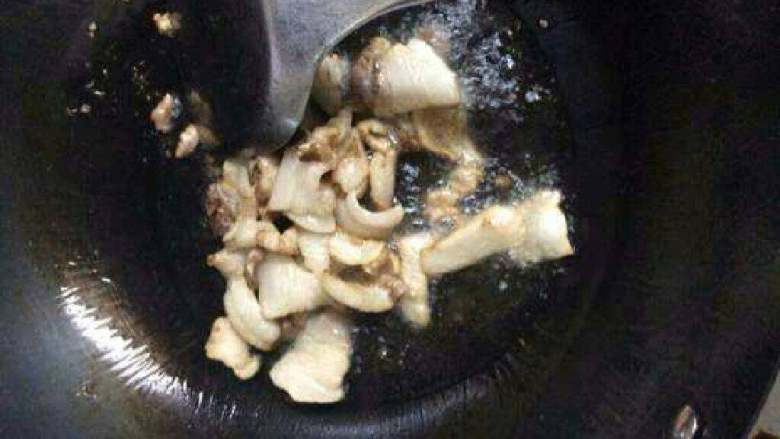自创【青椒腐竹炒肉】,锅里放适量油把肥肉放进炸出油来，在放瘦肉进去翻炒片刻。