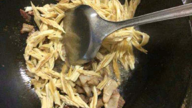 自创【青椒腐竹炒肉】,在倒进腐竹一起翻炒。