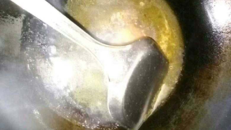 清蒸鳊鱼,锅内放油,把蒸鱼里面的汤汁倒进锅里,加上配好的料汁,煮开。
