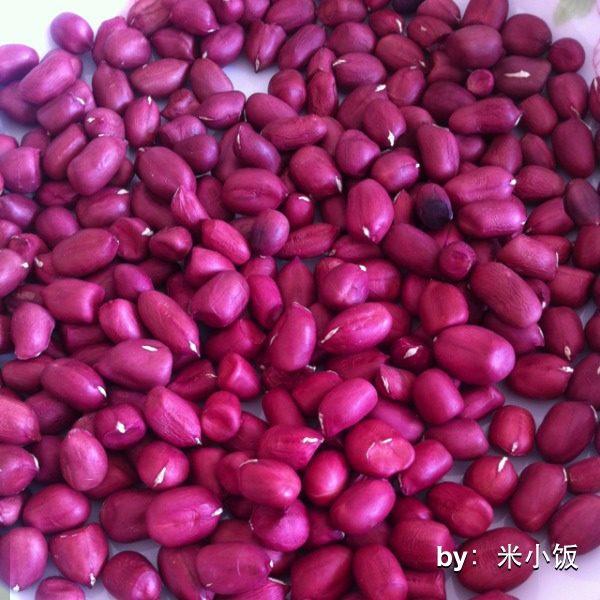 花生牛奶,将花生洗干净 倒入豆浆机内