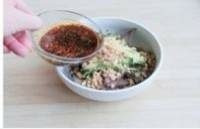酥香猪肝,如图把料汁、五香花生打碎、黄瓜丝、葱丝到入碗中调匀即可

