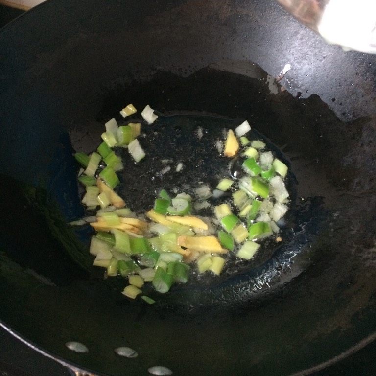 土豆炖豆角,如图锅烧热，加入熬好的猪油，待油烧热下入葱姜炒香