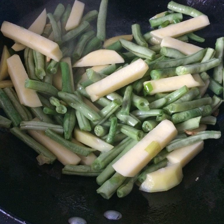 土豆炖豆角,如图下入土豆豆角翻炒