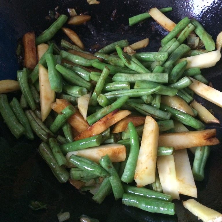 土豆炖豆角,如图待土豆豆角八成熟了滴几滴老抽