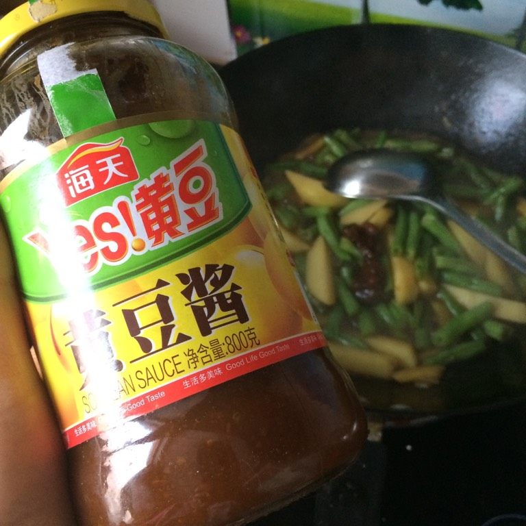 土豆炖豆角,如图加入一汤匙<a style='color:red;display:inline-block;' href='/shicai/ 4510'>黄豆酱</a>，调味，加盖焖煮