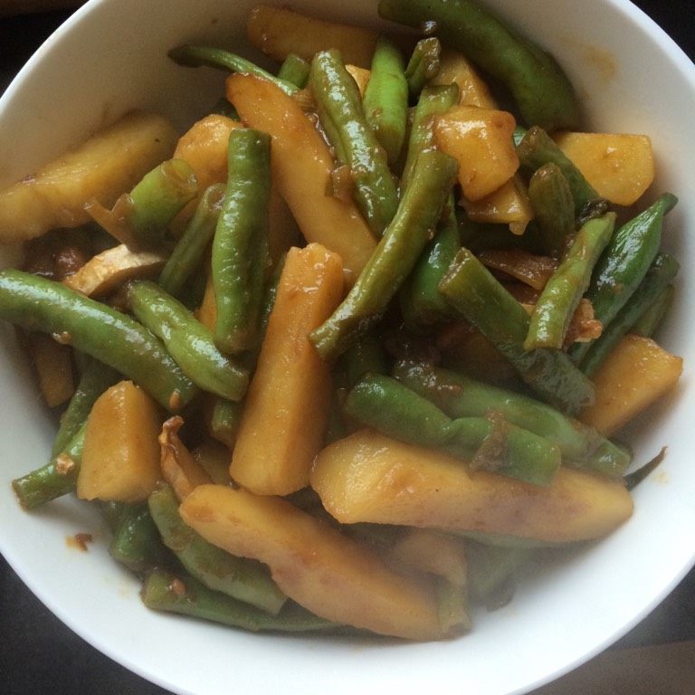 土豆炖豆角,如图，汤汁收浓菜熟透加少许白糖，起锅装盘