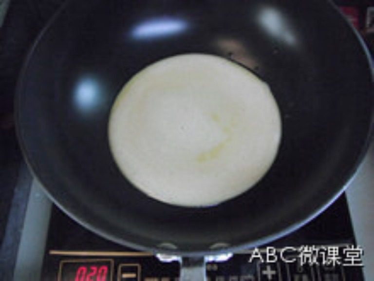 鸡蛋披萨,如图,倒进锅里