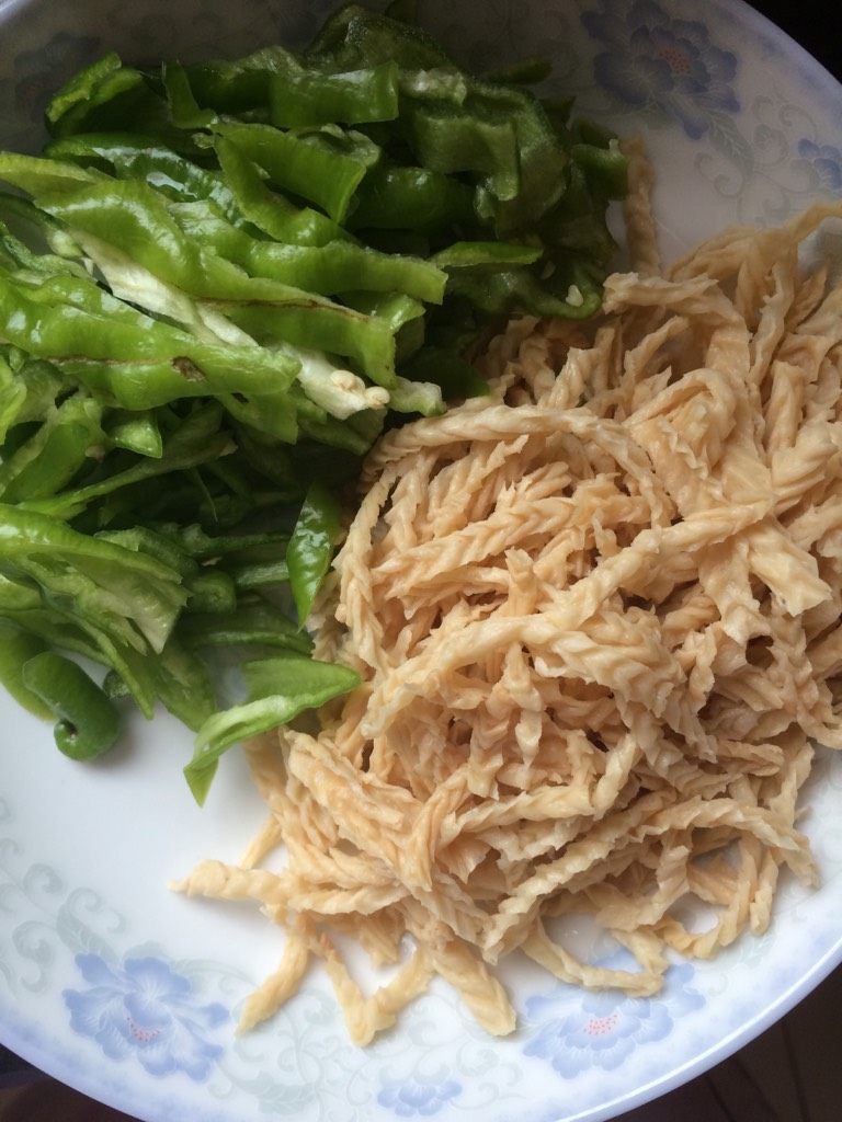 青椒猪皮炒牛肚丝,如图<a style='color:red;display:inline-block;' href='/shicai/ 61'>青椒</a>,肚丝发好
