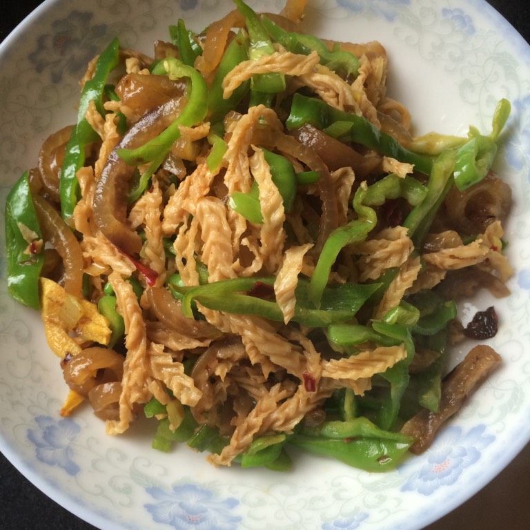青椒猪皮炒牛肚丝,如图少溜一点点水,也可以不加水,干煸,滴两滴醋,少许盐调味盛出。