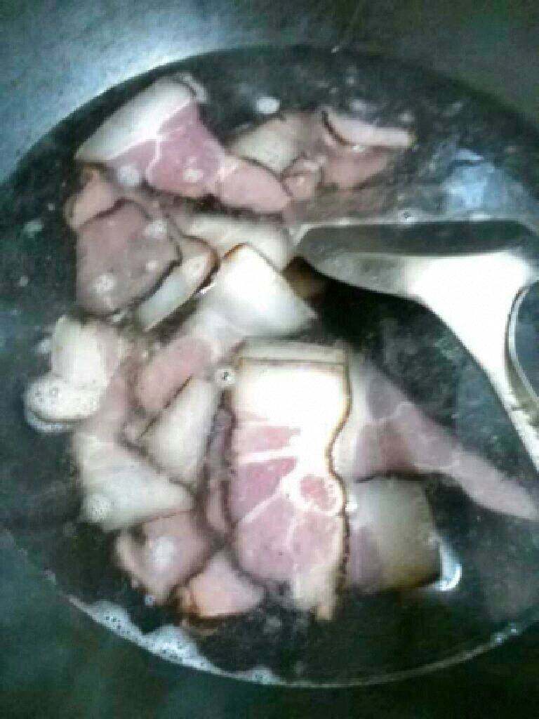 自创【蒜苔炒腊肉】,<a style='color:red;display:inline-block;' href='/shicai/ 436'>腊肉</a>洗干净放进锅里煮一下,不然会很咸的。
