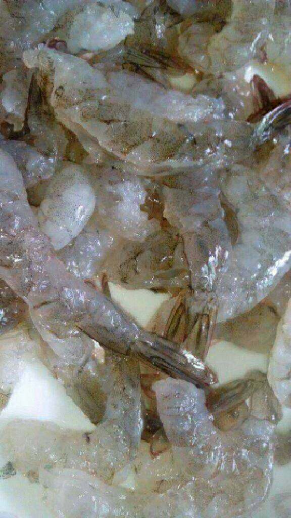 【花蛤炒牛奶】宝宝食谱2-6岁,把虾头去掉,张东西就出来了把虾洗干净。