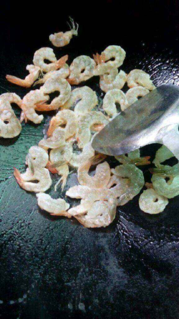 【花蛤炒牛奶】宝宝食谱2-6岁,锅里放适量油把虾仁放进去翻炒。